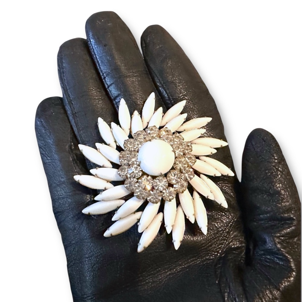 VTG 60s Judy Lee Brooch Signed Milk Glass Rhinestone‎ Flower Gold Tone Pendant